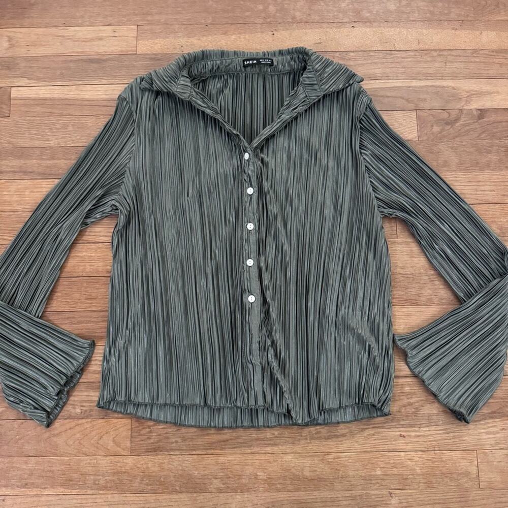 SHEIN Women's Sage Green Pleated Button Front Top - Size 6
b80